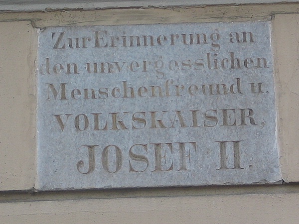 Pamtn deska na beneovskm nmst:
'Na pam
nezapomenutelnho
laskavho lovka a lidovho csae Josefa II' 