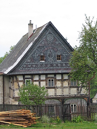 Half-timbered house with framework 
Huntov